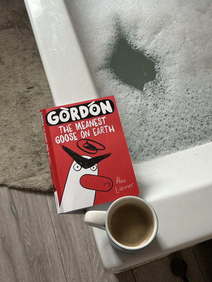 Some lovely school reading in the bath on the last day of the hols! 😅
<a href="/EmpathyLabUK/">EmpathyLabUK</a> - we are excited for Tuesday! 🌈
