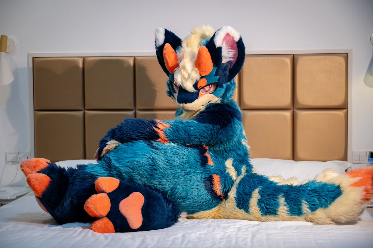 毛🖐️毛🖐️~ @amagumo_furry #FursuitFriday #皆さんの足裏見せて