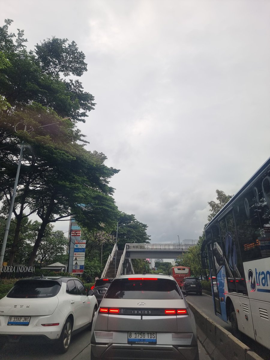 isparmo's tweet photo. Lalin Gatot Subroto menuju S Parman, lanjiut Tomang udah parkir, macet pool. Ada apa ya @RadioElshinta @TMCPoldaMetro https://t.co/NMyNrzrVha
