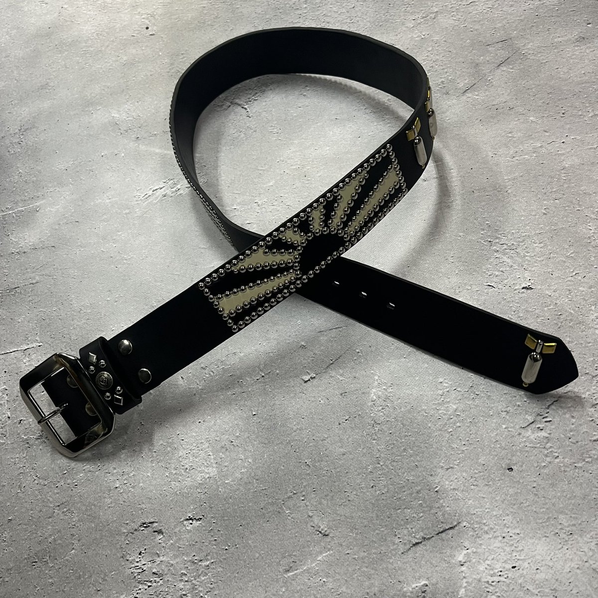 お客様オーダーの42ミリ幅ライジングサンモチーフスタッズベルトです