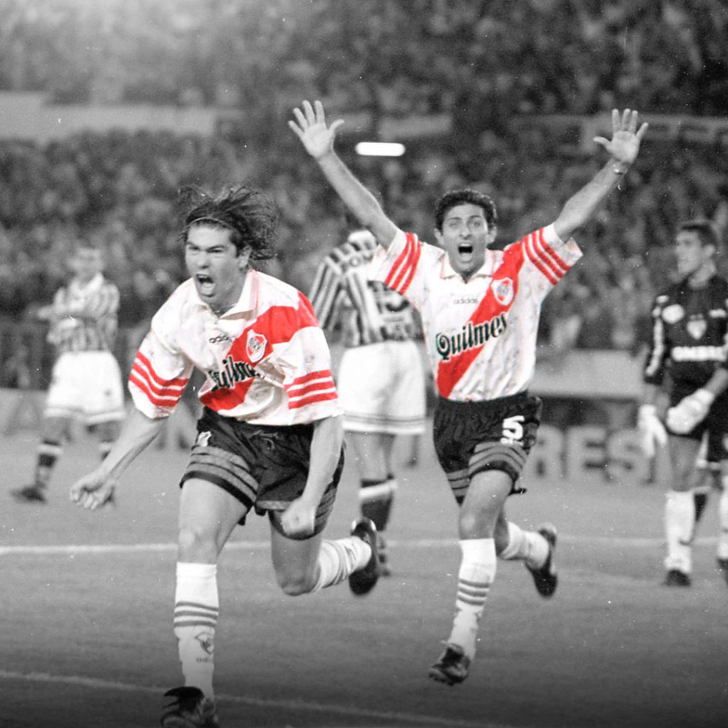 Ella vuelve.