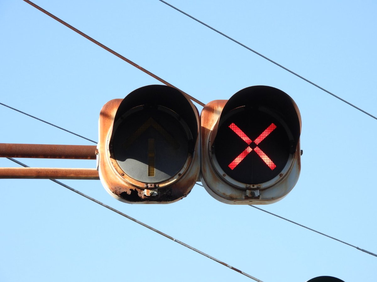 RT @RY26UOlzpmmsib2: #信号機 高知県高知市桟橋通4丁目 鉄板丸型 【日