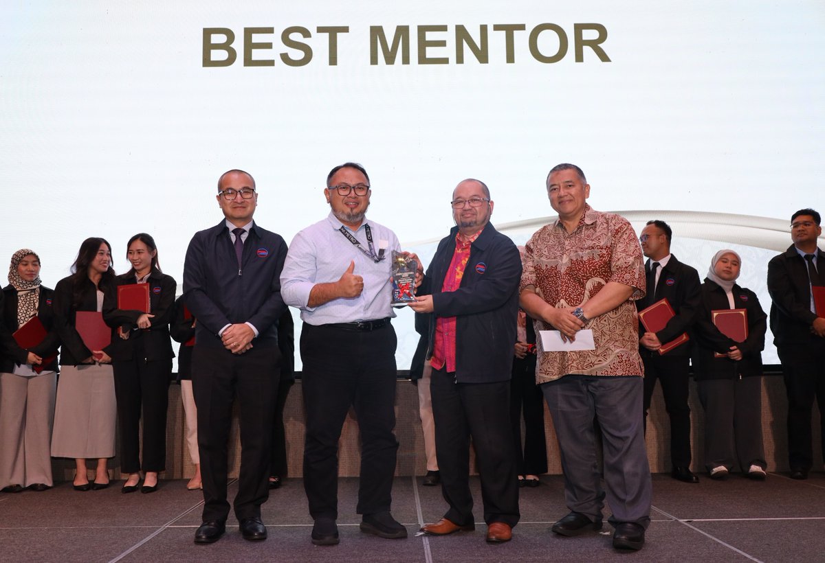 Congratulations to our engineers, who recently completed their apprenticeship under Sarawak Metro’s Young Talent Programme.
We applaud their achievement in reaching the finish line of their two-year journey through their perseverance, commitment, and professionalism.