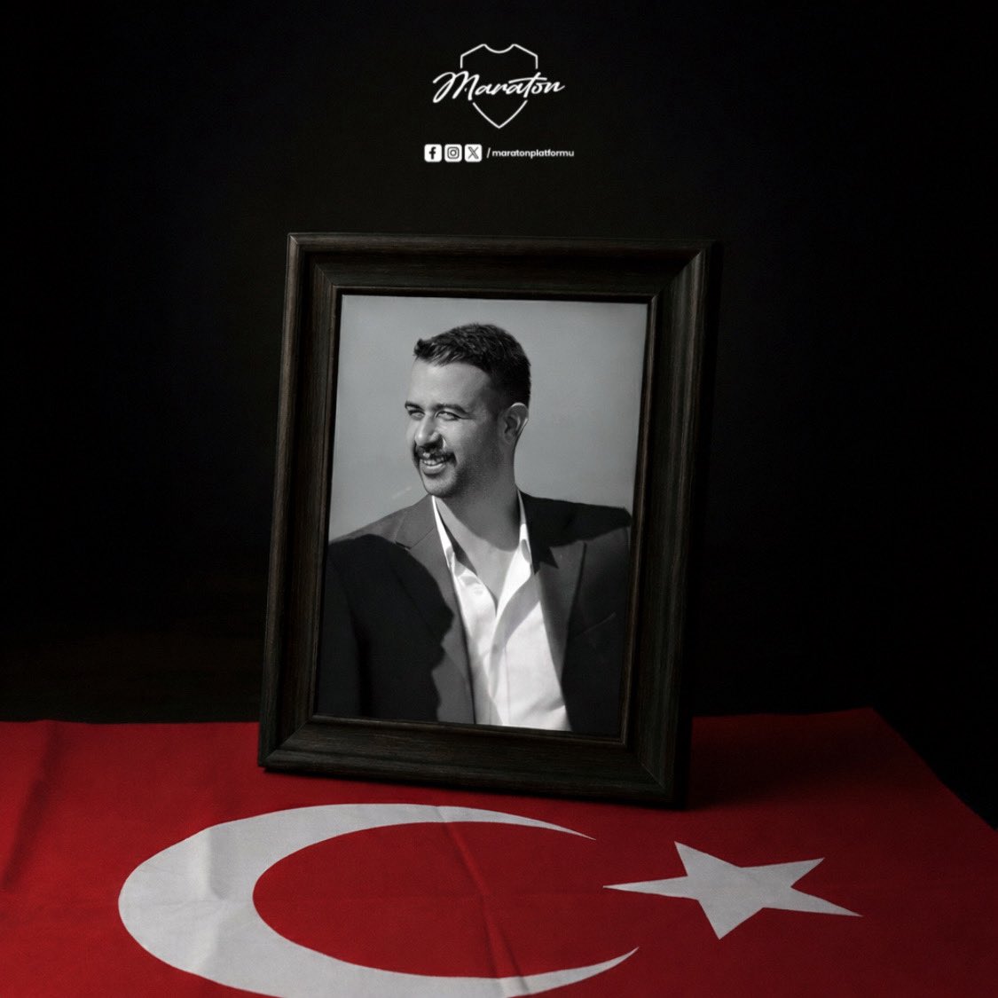 Bugün, Fırat Yılmaz Çakıroğlu’nun aramızdan ayrılışının yıl dönümü…
Genç yaşında yarım kalan bir ömür; ardında dimdik bir duruş ve unutulmayan bir isim bıraktı. Dualarımızda, yüreğimizde ve hatıralarımızda yaşamaya devam ediyor.
Ruhu şad olsun.