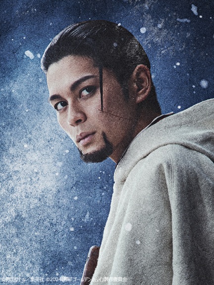 第七師団の上等兵で凄腕スナイパー尾形百之助役の  #眞栄田郷敦👤さんは「尾形の魅力はミステリアス、そして冷酷だけど可愛い一面もあるギャップがあるところ。とてもやりがいのある役だと感じています。あと、単にすごくビジュアルも好きだったので尾形になれてすごく光栄でした」と語っています😄