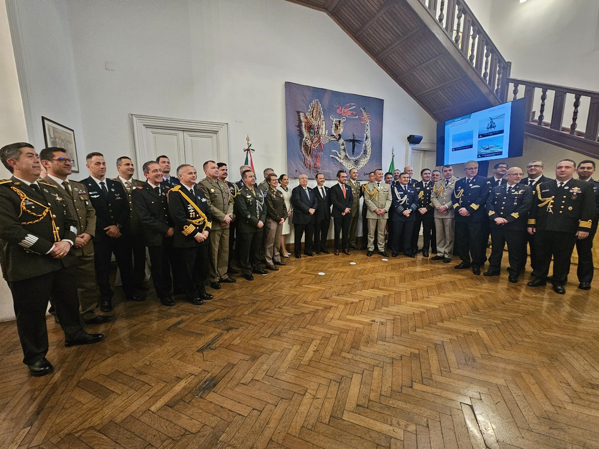 La embajada estuvo presente en la celebración del Ejército y de la Fuerza Aérea mexicanos.