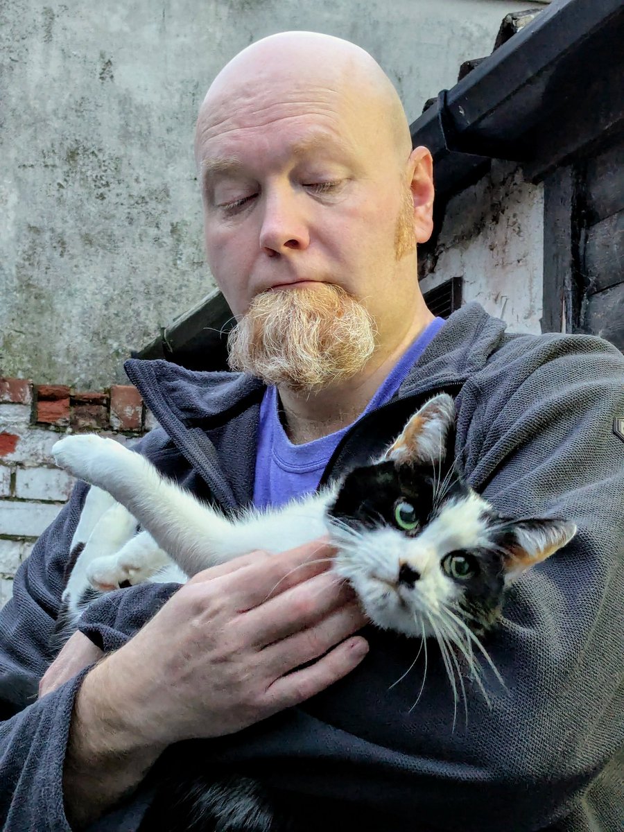 #hedgewatch Hi fwens. Me is sorry to tell mew all I'm at the 🌈 bridge now. I told mummy &amp; daddy I loved them &amp; got my wings at 09:16am. I love you all &amp; will see you again 💜🐾🌈😿🕯️