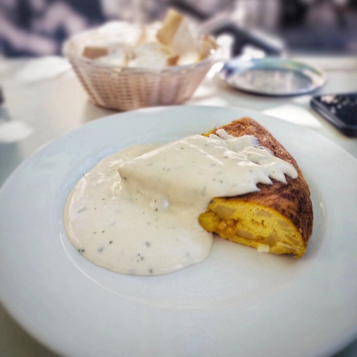 MiguelBayn1's tweet image. Ha sido decir, ya me quitaron los puntos de la muela, y las invitaciones a desayunar han aumentado. Y si me ofrecen tortilla de patata con alioli de Casa Pedro, no puedo decir que no. Espectacular.
#amoeldesayuno #Valladolid #20febrero