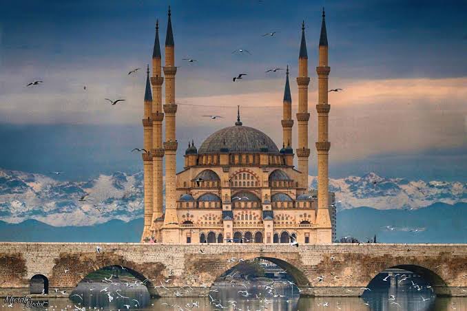 Ramazan’ın rahmetiyle aydınlanan bu mübarek #Cuma gününde; kalplerimiz huzur, sofralarımız bereket, dualarımız kabul ile dolsun. 

Hayırlı Cumalar.