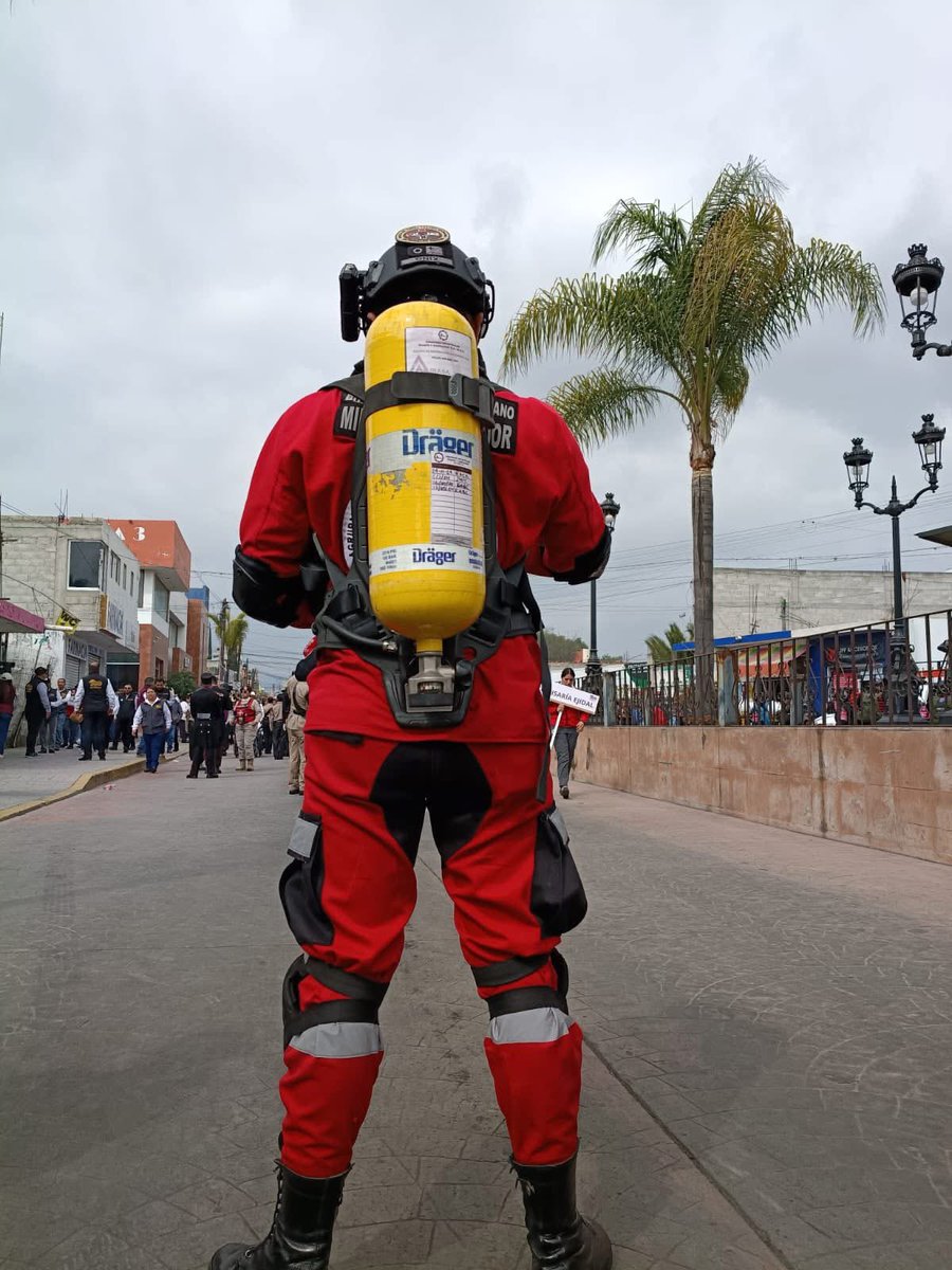 Desfile Cívico Militar en el Estado de Hidalgo.

#CóndorCercaDeTi 
#voluntarios 
#VocaciónDeServicio 
#pormexico #simulacro