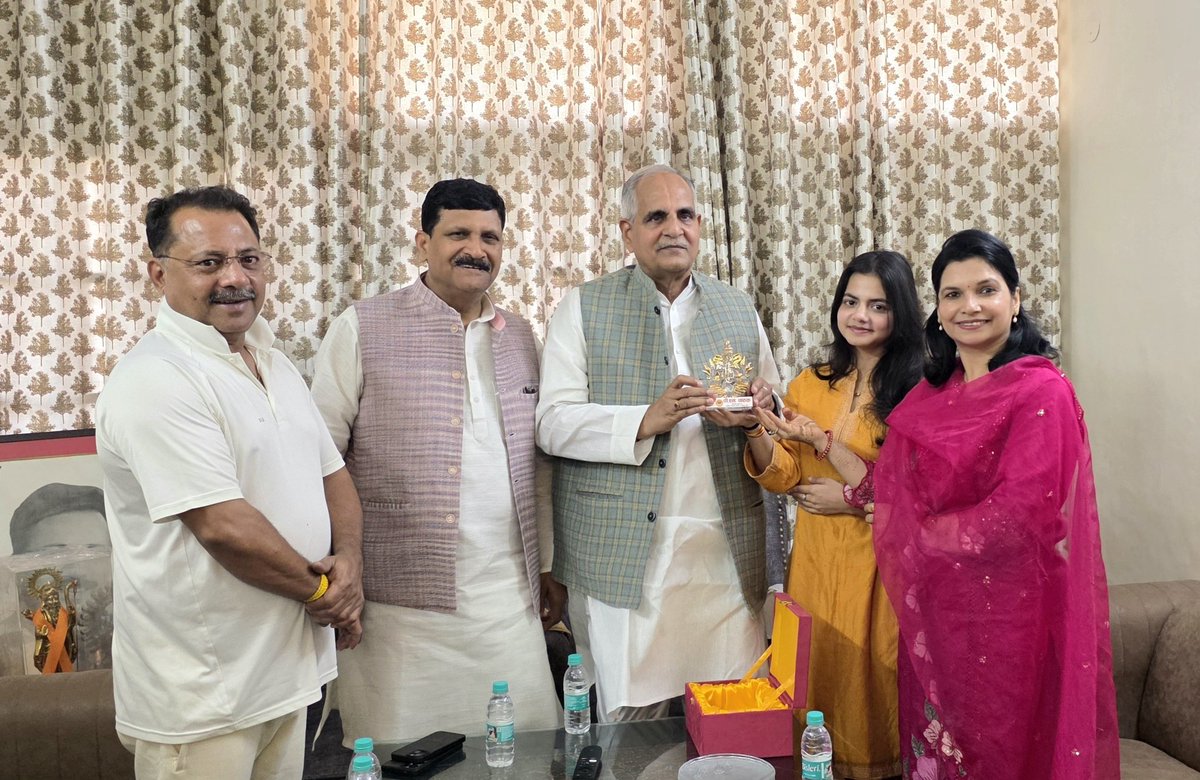 आज लखनऊ स्थित अपने शासकीय आवास पर क्षेत्रीय संगठन महामंत्री (बिहार,झारखंड) श्रद्धेय नागेंद्र जी भाई साहब से सपरिवार भेंटकर कुशलक्षेम जाना.!
इस दौरान आ० भाईसाहब श्रेष्ठ मार्गदर्शन प्राप्त हुआ।
तथा इस अवसर पर मा० विधायक मेहदावल श्री अनिल त्रिपाठी जी उपस्थित रहें..!