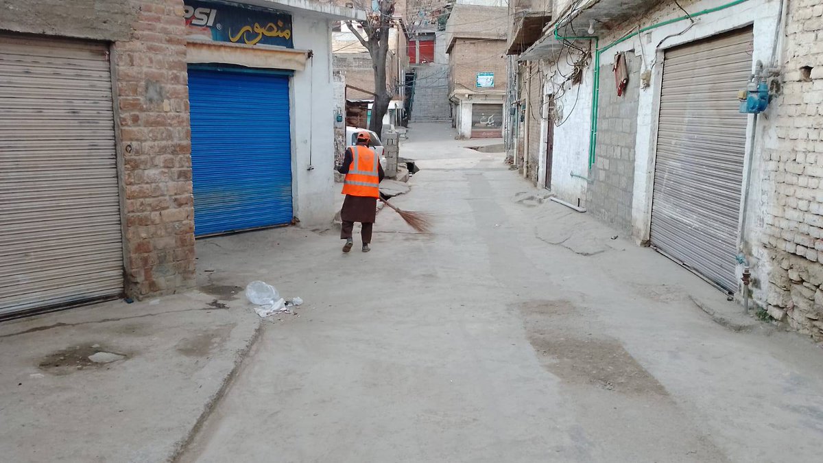 ڈبلیو ایس ایس سی سوات کا سنیٹیشن سٹاف سڑکوں کی اطراف کی صفائیوں میں مصروف ہیں۔

<a href="/KPChiefMinister/">Chief Minister KP</a> <a href="/IKConnect1/">KP Updates</a> <a href="/LGKPGovt/">Local Government Department KP</a> <a href="/KPCMSCU/">KP CM’s Communication Unit</a> <a href="/CSKPOfficial/">Chief Secretary Khyber Pakhtunkhwa</a> <a href="/cm_kpk_ps/">CM KP</a> <a href="/PMRUKP/">PMRU Khyber Pakhtunkhwa</a> <a href="/GovernmentKP/">Government of KP</a>