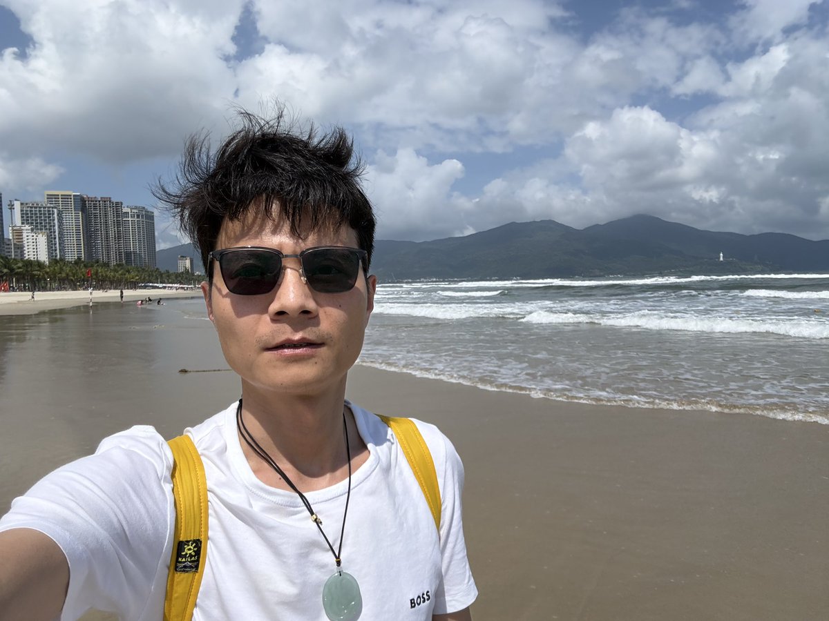 RealEdwardsChen's tweet photo. The waves in Da Nang are putting up a fight today. Fierce winds, restless tides—it’s the kind of raw energy we were looking for. Much better than the silent winter back home. 🌊🇻🇳 https://t.co/RRcHpHwCfr