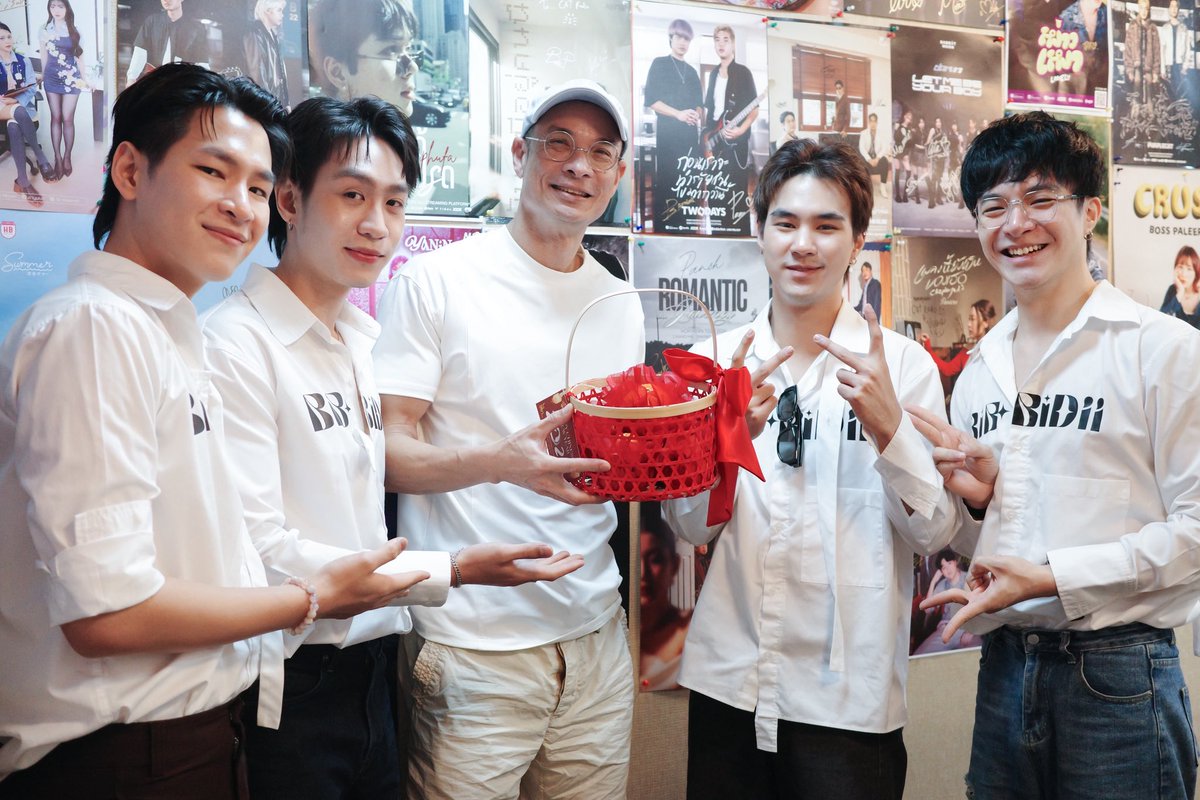 🧧𝐇𝐚𝐩𝐩𝐲 𝐂𝐡𝐢𝐧𝐞𝐬𝐞 𝐍𝐞𝐰 𝐘𝐞𝐚𝐫 𝟐𝟎𝟐𝟔🧧

วันนี้พวกเรา 4 คนมาสวัสดีปีใหม่จีนกับพี่ ๆ <a href="/ThisisCatRadio/">Cat Radio</a> ขอบคุณสำหรับการต้อนรับอย่างดีนะครับ 🙏🏻 ฝากเพลง OST. “A(ir) Moment อากาศ โอกาส” ไว้ในเพลย์ลิสต์ของ Cat Radio ด้วยนะครับหวังว่าจะชอบเพลงของพวกเรา 🎵🥺

#airmoment