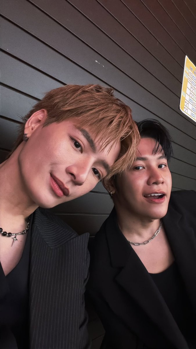 อวดแฟนทั้งวี่ทั้งวันมาก ผมอย่างชอบเลยฮะ😌

#คริสสิงโต