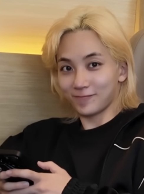 정쿱 최등쳘한테 본인 옷 입히는 윤뎡안 보고싶은데
매번 집에 올때마다 편하게 있으라고 옷 주는데 많고 많은 아방티 대신에 좀 핏한 티 꺼내줌
아 작아!! 안들어가!! 하고 소리치면 들어가들어가 이거 나한테도 엄텽 컸어하고 억지로 입히는