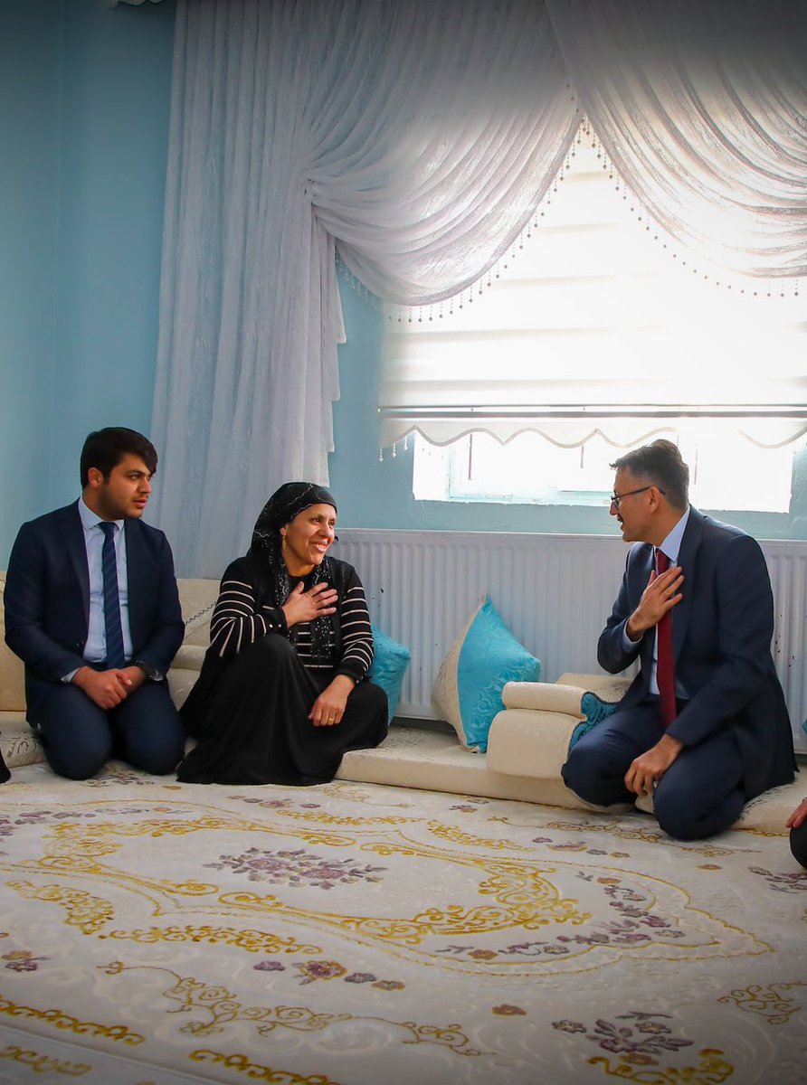 Sayın Valim,

Görev süreniz boyunca sergilediğiniz fedakârlık, devlet ciddiyeti ve İlimiz genelinde vatandaş odaklı yaklaşımınız bizler için daima kıymetli bir hatıra olarak kalacaktır. Özellikle şehit ailelerine gösterdiğiniz hassasiyet, sadece bir görev anlayışı değil; vicdan,