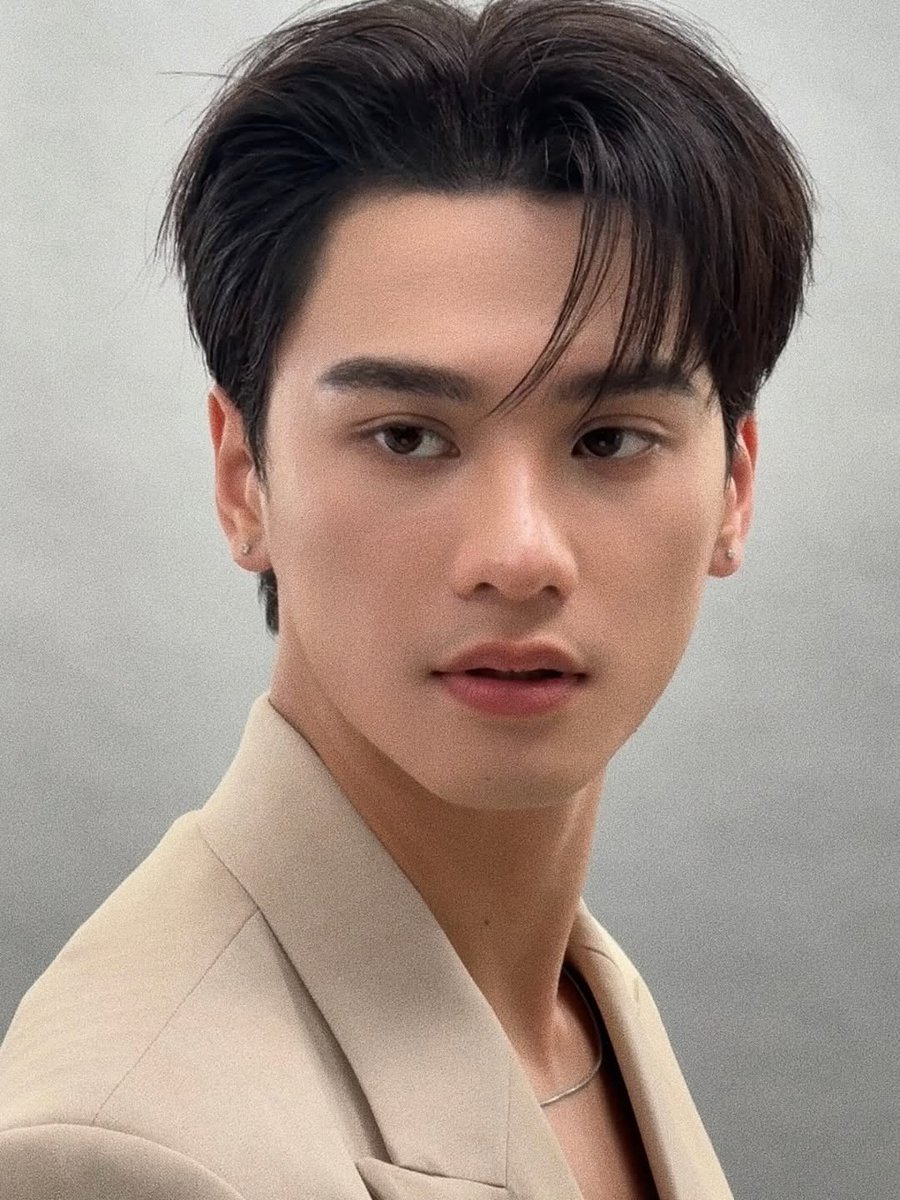 "ขอโทษนะครับ"

"ครับ"

"คุณราพณ์หรือเปล่าครับ?"

"ใช่ครับ"

"คุณหญิงท่านให้ผมมาตามครับ ใกล้ถึงเวลางานด้านในเริ่มแล้ว"

"อ๋อ ครับ คือ พวงมาลัยนั้น? สวยจัง คุณทำเองหรอครับ"

"อ๋อ ใช่ครับ ขอบคุณครับ ถ้าสนใจอยากรับ แจ้งจองกับทางร้านไว้ก่อนได้นะครับ ส่วนพวงนี้มีเจ้าของแล้วครับ