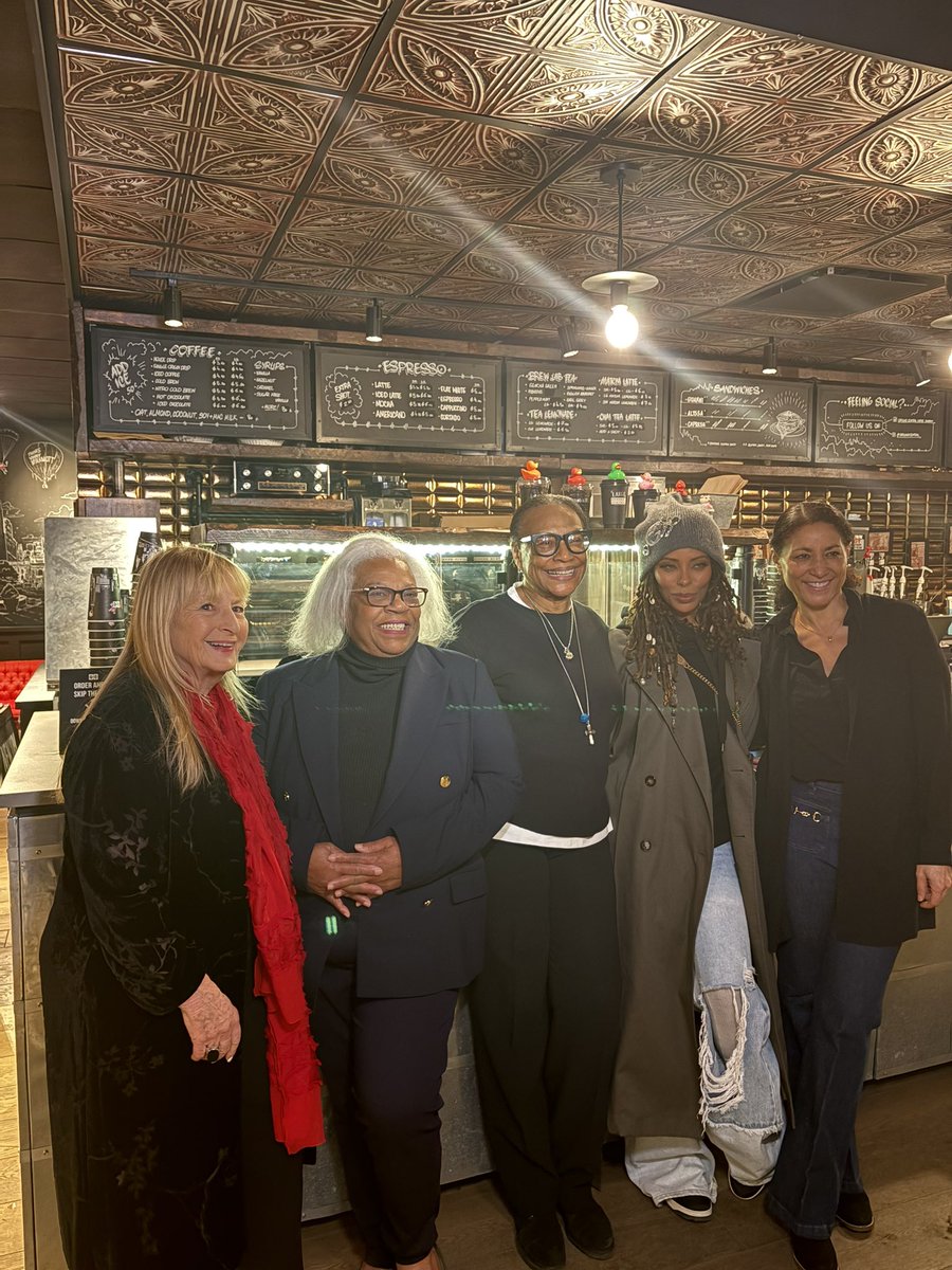 HUEMANBOOKS's tweet photo. A lot of tea was spilled tonight at the @mrjaymanuel book signing event for his book: The Wig, The Bitch and the meltdown. A good time was had by all. #Groundcentralcoffeecompany #AmericanTopModel #Netflixseries #Gossip https://t.co/jHWTv06SRY