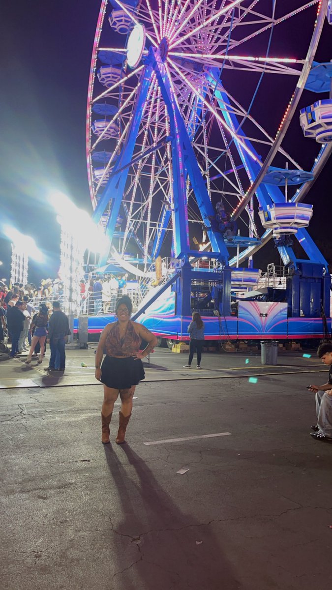 Sweetassk's tweet image. It’s a TEXAS thang 🤷🏽‍♀️🤞🏽🤎 @SanAntonioRodeo #rodeo #sarodeoandstockshow #MelaninQueen #plussizeisfunsize 😝