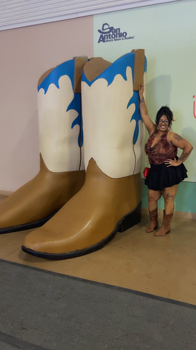 Sweetassk's tweet image. It’s a TEXAS thang 🤷🏽‍♀️🤞🏽🤎 @SanAntonioRodeo #rodeo #sarodeoandstockshow #MelaninQueen #plussizeisfunsize 😝