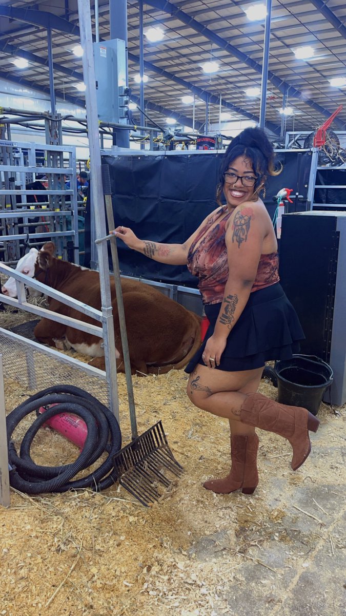 Sweetassk's tweet image. It’s a TEXAS thang 🤷🏽‍♀️🤞🏽🤎 @SanAntonioRodeo #rodeo #sarodeoandstockshow #MelaninQueen #plussizeisfunsize 😝