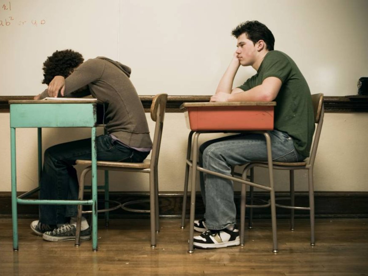 Al chaval habría que decirle que él no tiene apenas culpa de lo que le pasa, que él no es el mayor responsable de sus agresiones, ni de sus insultos, ni de su incapacidad para prestar atención o para trabajar en clase sin molestar a los demás. Habría que decirle, cara a cara, la