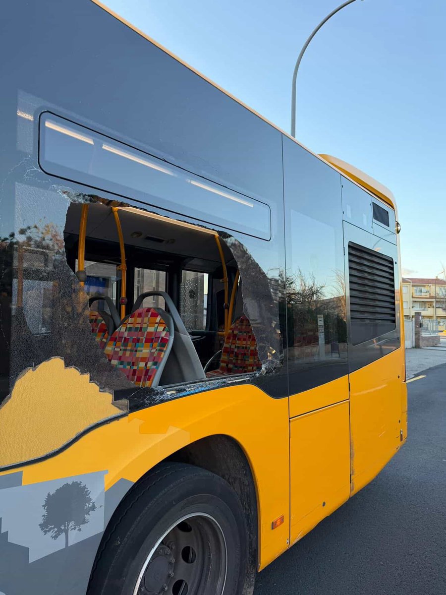 Ahir a Reus es un contenidor va trencar l’autobús degut al fort vent. Pero res, no es tanca res perquè no es Barcelona😅.