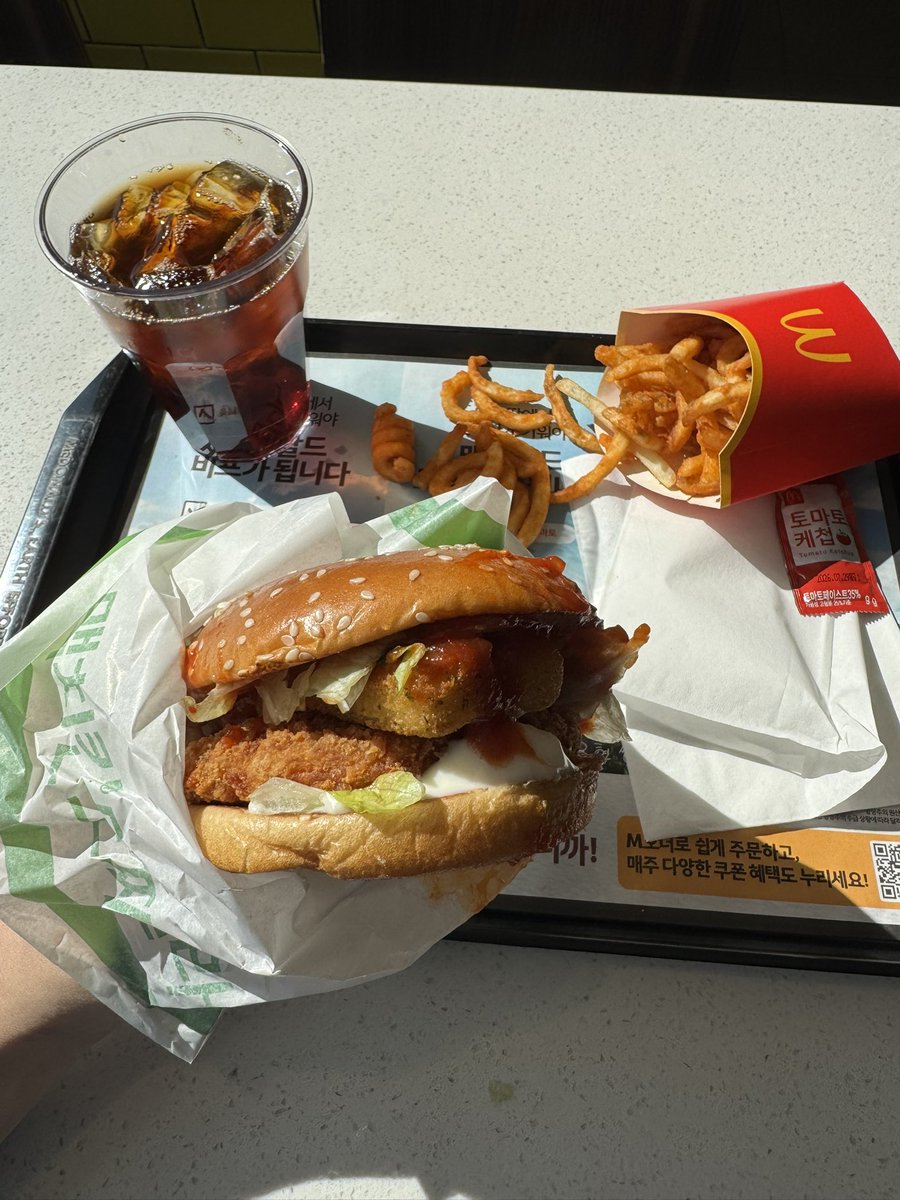 akitaka_nandesu's tweet image. 辛いの苦手だから、
ひたすらパンとスイーツと、チェーン店の韓国限定メニューを食べまくる日々。笑