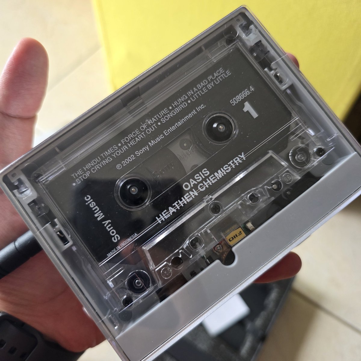 Akhirnya bisa dengerin lagi kaset-kaset ini pake walkman buatan cina, merknya fiio cp13. Build quality oke, cenderung berat malah, tapi kerasa kokoh, kualitas suara juga oke, tinggal dipasangin sama earphone/headphone favorit aja. The best dah cina🤟