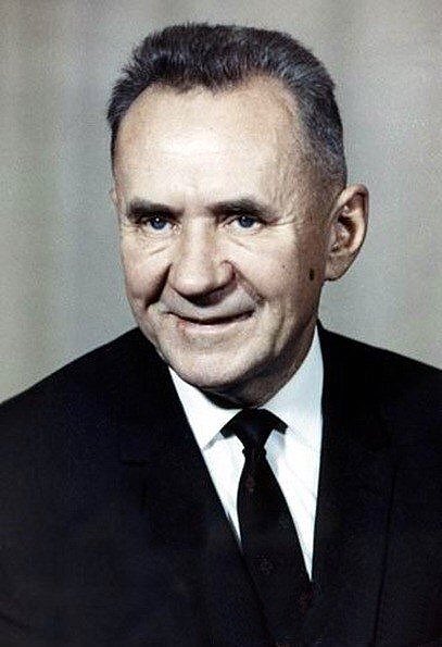 Алексей Косыгин (1904-1980), Председатель Совета министров СССР (1964—1980). За счёт его реформ 8-я пятилетка (1966—1970) стала самой успешной в истории СССР, т.н. «золотой». Единственный член Политбюро, не поддержавший решение о вводе советских войск в Афганистан в 1979 г.