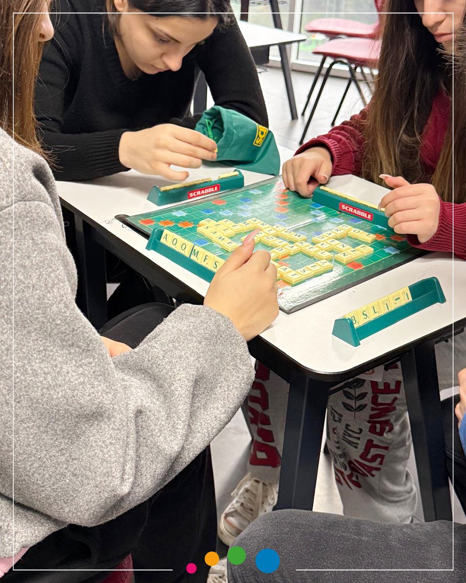 11. Sınıflarla Kelime Oyunu Zamanı!

11. sınıflarımızla derste kelime oyunu oynayarak hem eğlendik hem de kelime dağarcığımızı geliştirdik. 🎯

Hızlı düşünme, doğru ifade etme ve takım çalışmasıyla enerjisi yüksek, bol kahkahalı bir ders geçirdik.

#11Sınıflar #KelimeOyunu