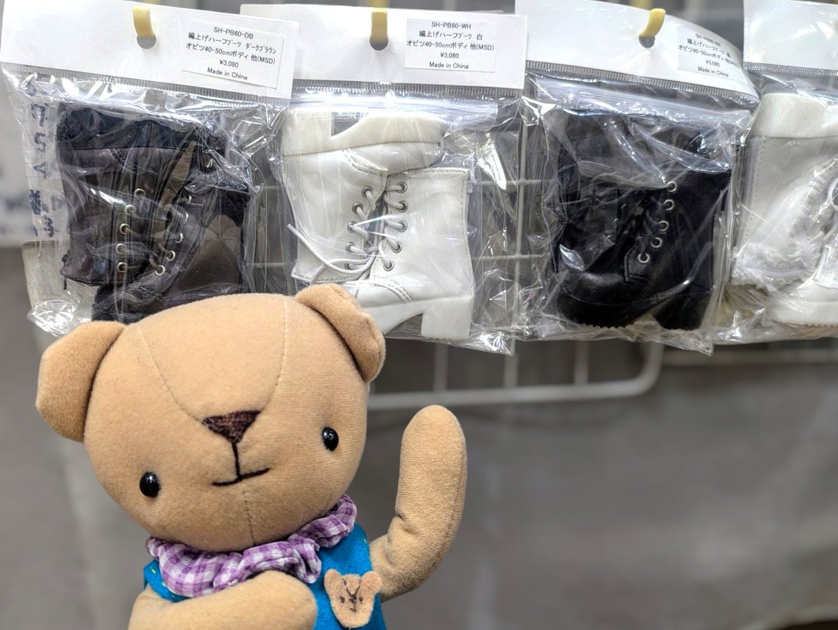 人気のショートブーツ🥾各色（ダークブラウン・白・黒）なども再入荷しております。
また、WEBで品切れ中のシューズも中野店には在庫がある場合もございますのでぜひご利用くださいませ✨
詳しい在庫状況の確認やお取り置きのご依頼はお電話📞にて承っております！