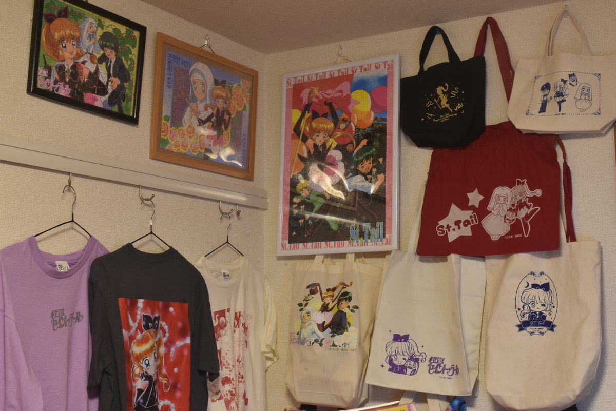 どんどん壁がカオスになってくるな これ全部怪盗セイント・テールの