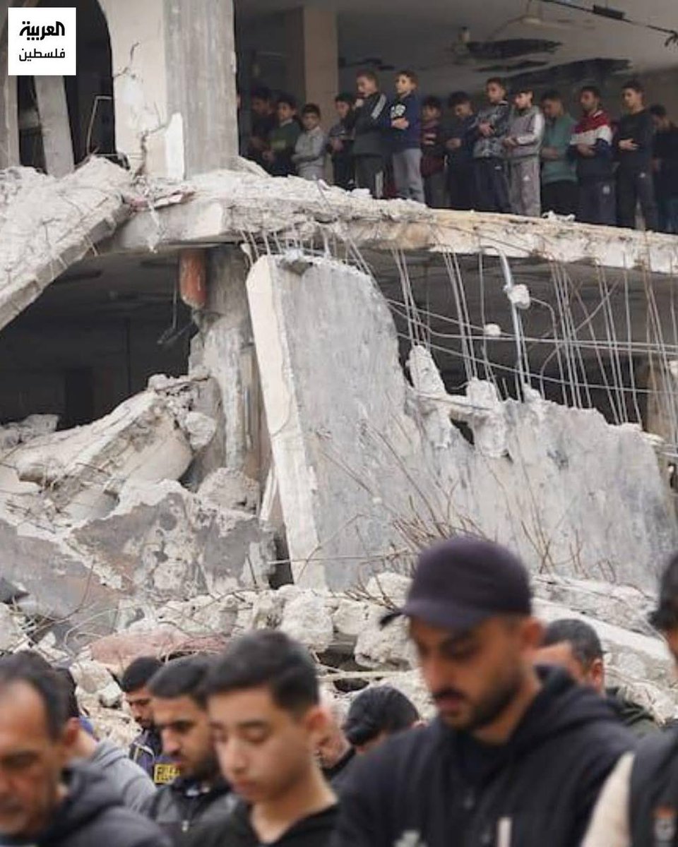 ⭕️Mereka membom semua masjid di Gaza, mengira orang-orang akan meninggalkan iman mereka. Kemudian Ramadan tiba, dan orang-orang beribadah di reruntuhan masjid, di puing-puingnya, bersujud di debunya, dan di jalan-jalan dan di antara tenda-tenda!

Untuk mengirim pesan kepada