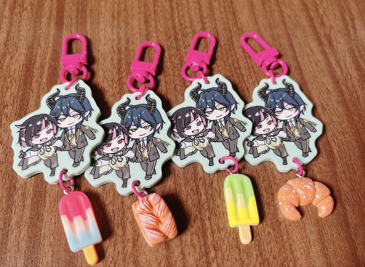 おでかけアクキー届いた アクリルは不透明のアイスグリーンでナスカン