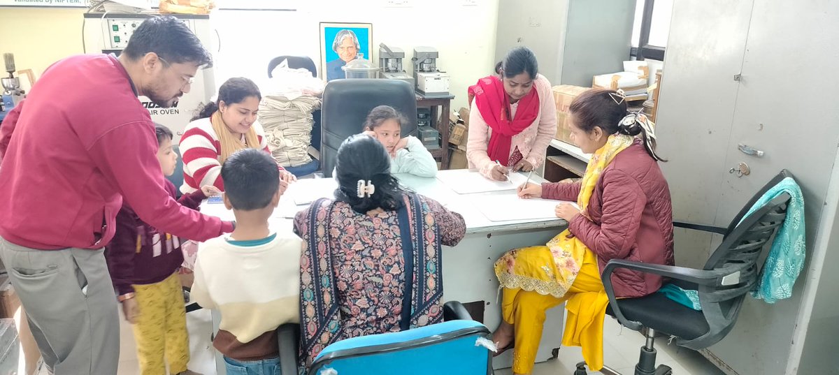 दिनांक 20.02.2026 को मण्डल कार्यालय, अलीगढ़ में अधिकारियों एवं कर्मचारियों द्वारा रचनात्मक गतिविधि के अंतर्गत ड्रॉइंग प्रतियोगिता का आयोजन किया गया।

सभी प्रतिभागियों ने उत्साहपूर्वक भाग लेते हुए अपनी कला के माध्यम से सामाजिक संदेशों एवं सकारात्मक सोच को अभिव्यक्त किया।