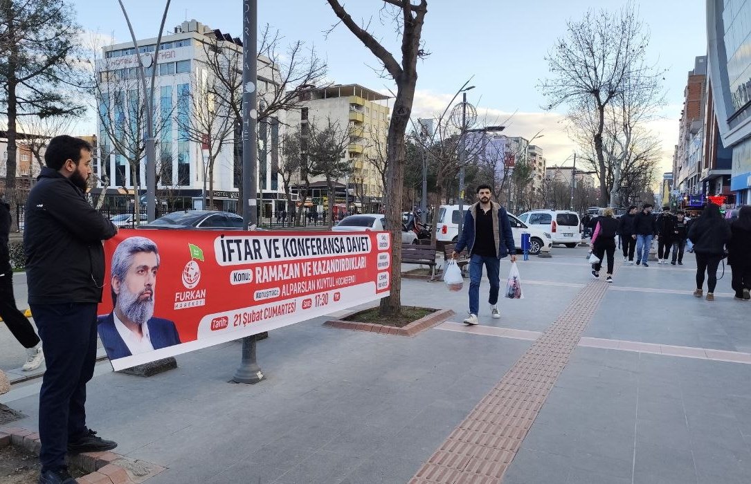 furkanhareketi's tweet photo. Batman Caddelerinde Konferans Daveti 🔊

Furkan Hareketi mensupları, Alparslan Kuytul Hocaefendi'nin Cumartesi günü gerçekleştireceği "Ramazan ve Kazandırdıkları" konulu konferansını duyurmak ve #BatmanEmniyeti'nden emin olmadıkları için branda nöbeti tutuyorlar.