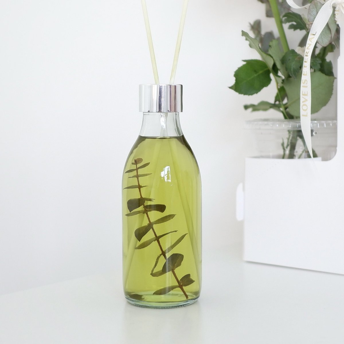 ก้านไม้หอมในบ้าน JASMALI GLASSHOUSE DIFFUSER  แค่เปิดขวด กลิ่น Eucalyptus โปร่ง ๆ สบาย ๆ ตีขึ้นมาเลยสดชื่นเหมือนอากาศบนยอดดอย ในเซตมีก้านไม้หอมมาให้ เสียบแล้วช่วยกระจายกลิ่นได้ดีมาก กลิ่นค่อย ๆ ฟุ้งแบบพอดี ไม่แรงจนเวียนหัว

เราเลือกกลิ่น OOLONG TEA FIELD 🍃
เป็นกลิ่นที่ไม่ฉุน