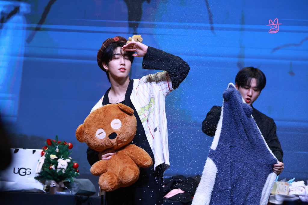 rainbow1115's tweet photo. 251221 Mini fan meeting
#StrayKids #Han #Changbin https://t.co/QLRom81arM