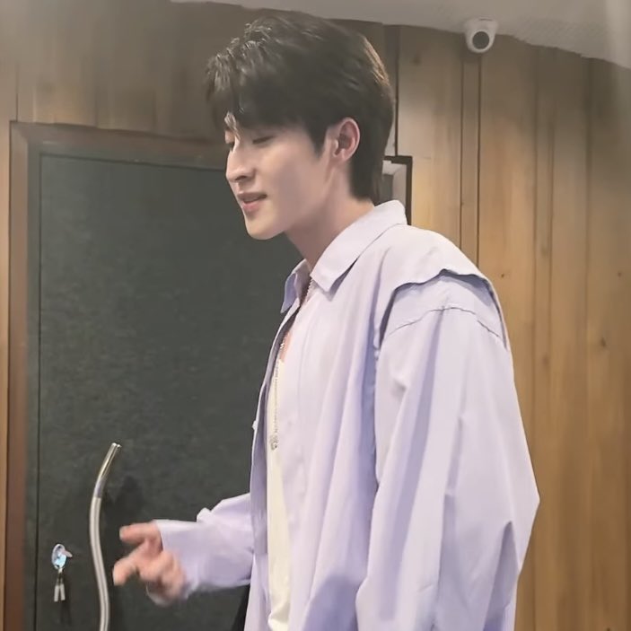 ครั้งแรกว่าจะไม่แซว แต่ฮีมีครั้งที่สอง55555555555 ตั้งใจใส่เสื้อม่วงโปรโมทเพลงจริงๆ ฮีคิดมาทุกสเตป น่ารักโคดดดด