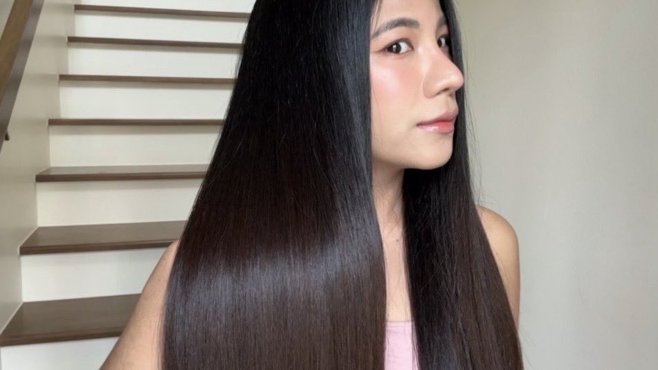 ผมสวย = สวยขึ้น 100%
มาแชร์ทริคผมสวย &amp; ผมเงาแบบไม่ต้องพึ่งเคราติน นี่เป็นคนที่ผมหนา/ค่อนข้างฟู ใช้แชมพู ลอรีอัล ปารีส Elseve Glycolic Gloss ตัวใหม่แล้วผมสวยมากก ผมเงาเล่นแสงสุดๆ เงาทั้งวันจริง กลิ่นหอมติดทนมากๆด้วย ผมลื่นแบบหวีง่าย  นึกว่าไปสปาผมมา