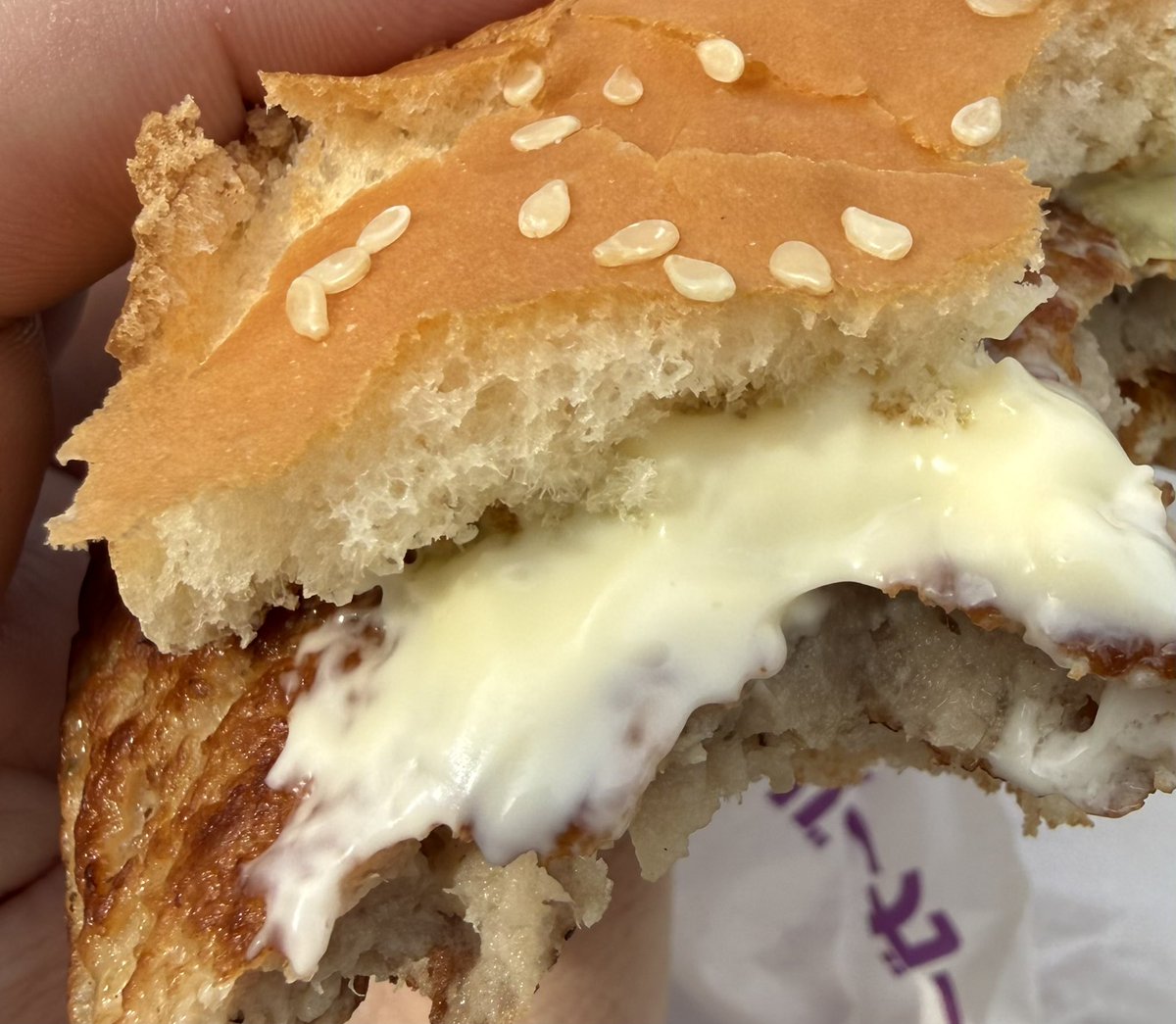 DevchanRamen's tweet photo. マクドナルドの裏技といえば鳥羽シェフ。
足し算、掛け算の天才。
毎回素晴らしいなぁと感心。

私の場合は引き算なのだが
テリヤキマックバーガーを頼む時はいつもこれ。
周りからはギョッとされるけど
食べると美味いから是非試してみてほしい。

オーダーは「テリヤキソース抜き」！！！

これが実に美味い。
テリヤキソースを抜くと分かる事が２つ。

①マヨネーズだと思われがちなソース。
実はレモンソース
②パティがビーフではなくポークパティ

意外と肉肉しいシンプルなパティの味に
爽やかな酸味が良くあう。

25日のマックポーク復活の前に
一味違うマックポークを是非！