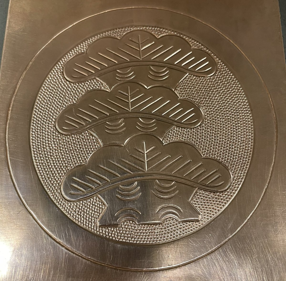 丸に左三階松の彫金

依頼書と並べてみました

魚々子←ナナコタガネ（つぶつぶ）
一回で二粒ずつ彫れるタガネを使いました

ナナコタガネで彫ってる途中と仕上がりです