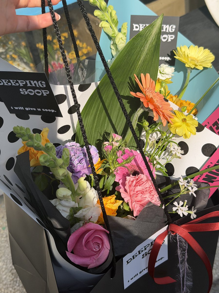 졸업했어요 ㅎㅎ 꽃다발은 나에게 주는 선물~