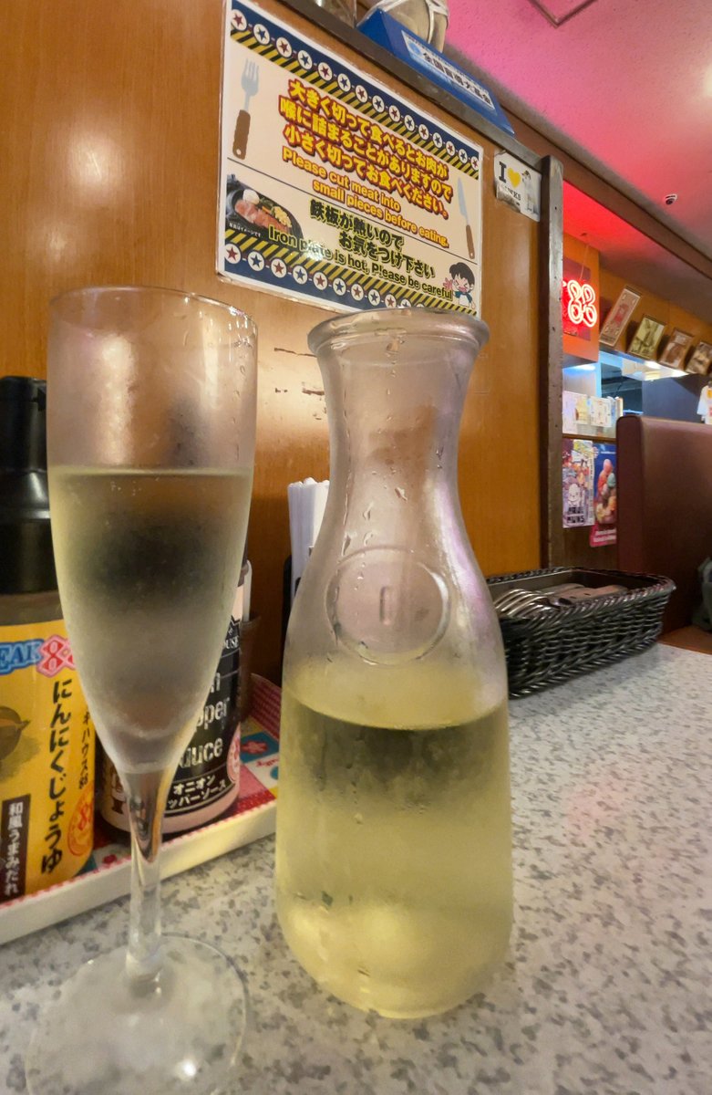 RORS_SHI's tweet photo. 今週は海保、航空局が訓練を行なっていました。沖縄といえばステーキ。老舗の「88」ですが、那覇市辻の本店で意外と知られていないメニュー、樽生のスパークリングワイン。 https://t.co/3qNDtkyyB5