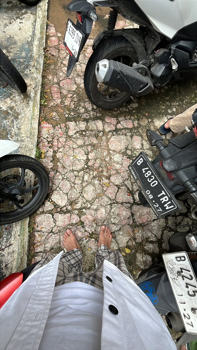 p4wase's tweet image. before solat jumat : crocs 
after solat jumat :