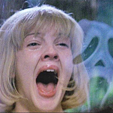 jlinzombie's tweet image. Foi escolha da própria Drew Barrymore interpretar Casey e não Sidney no primeiro filme, pois isso quebraria as expectativas do público.
Ela pode não ter participado de nenhuma sequência, mas protagoniza a cena mais lembrada até hoje.

Quanto vale entrar pra história?