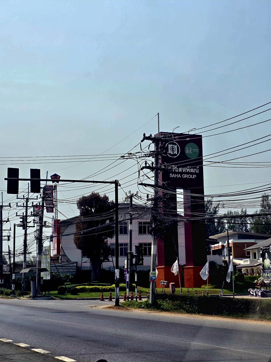 "ลำพูน" จังหวัดที่มี GDP/Capita (รายได้ต่อหัวประชากร) สูงที่สุดในภาคเหนือ เฉลี่ยอยู่ที่ 240,000 บาท/คน/ปี เมืองที่มี 2 นิคมและอีก 1 สวนอุตสาหกรรม (และอาจจะมีเพิ่มอีก 1 เร็วๆ นี้) เป็นศูนย์กลางในการผลิตอุปกรณ์/ชิ้นส่วนอิเล็กทรอนิกส์, อาหาร ฯลฯ แห่งหนึ่งของประเทศไทย