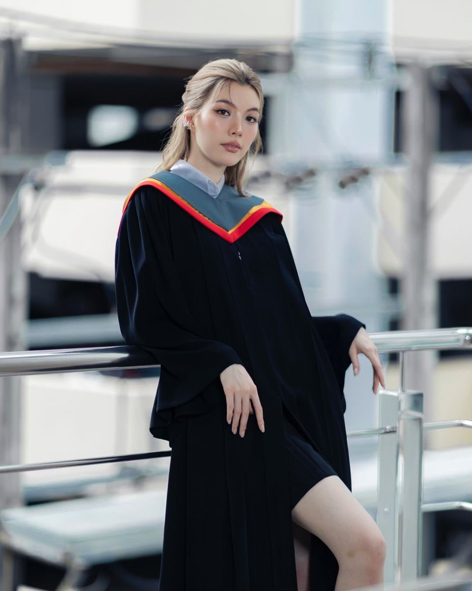 soloooooooo00's tweet image. Many artists at their peak choose to postpone education for their careers. Orm chose balance, prioritizing her studies so she can graduate on time, even if it means slowing her peak, because pushing both too hard, she’d end up exhausted &amp;amp; unwell.

#OrmKornnaphat #ออมกรณ์นภัส